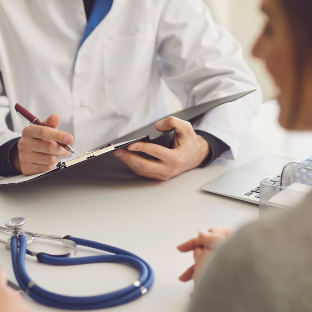 lekarz wypełniający dokumentacje medyczną