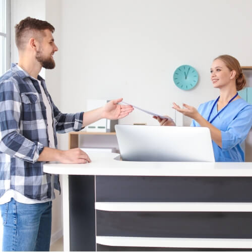 kobieta-i-mężczyzna-przy-recepcji-przychodni